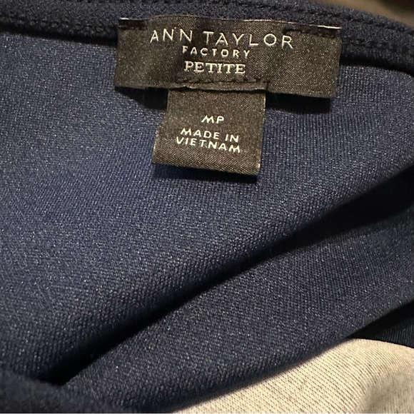 Ann Taylor Factory Sheath Dress in Navy Blue w/Floral 3/4 Bell Sleeves Size MP - Picture 7 of 17